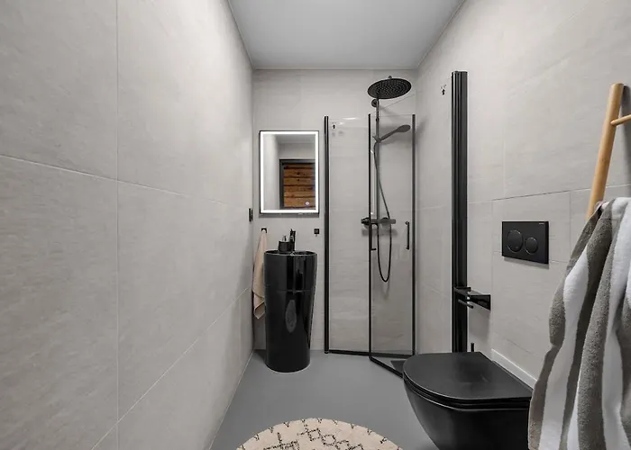 Center - 2 Steps From Main Street!